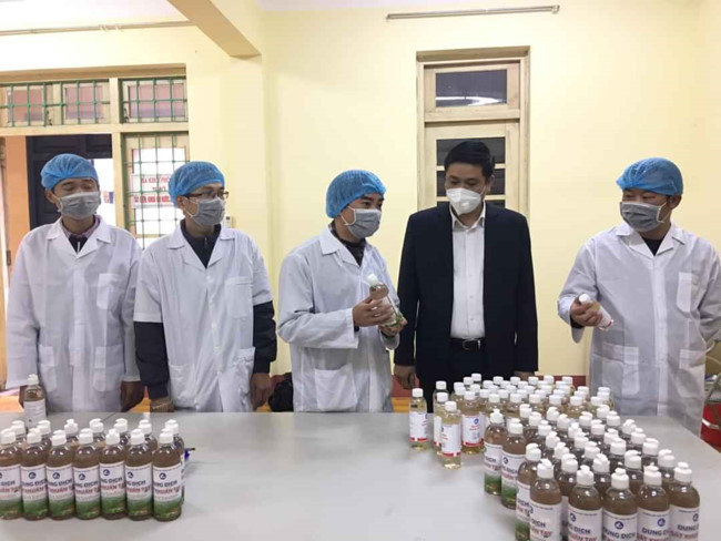 PGS.TS. Nguyễn Văn Đăng, Hiệu trưởng Trường ĐHKH kiểm tra việc sản xuất dung dịch sát khuẩn tại phòng thí nghiệm của nhà trường